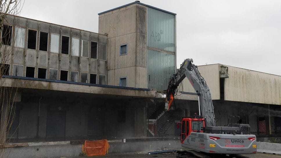 La demolizione dell’ex Postalmarket a Peschiera