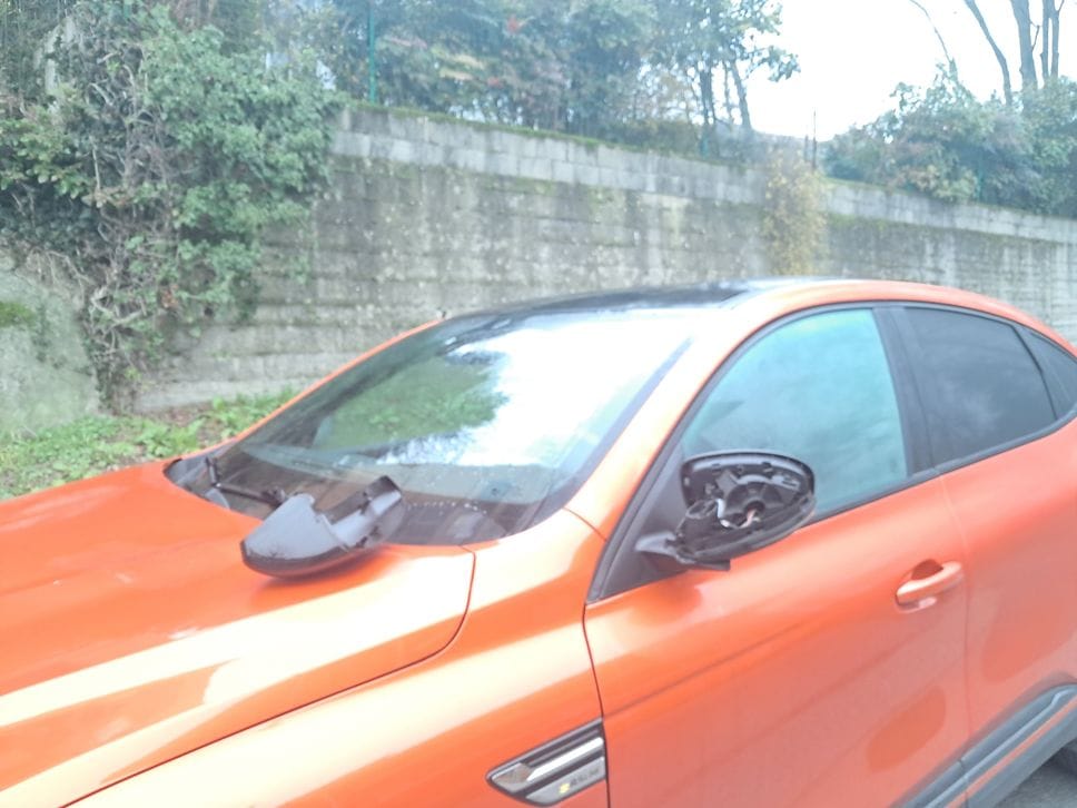 Una delle auto danneggiate