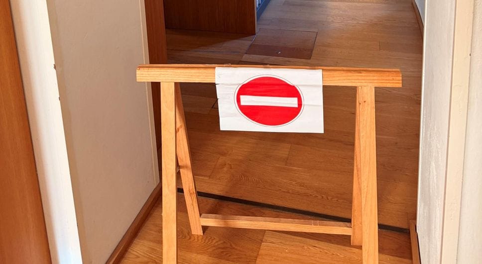 Le transenne in biblioteca a Lodi (foto Andrea Cattaneo)