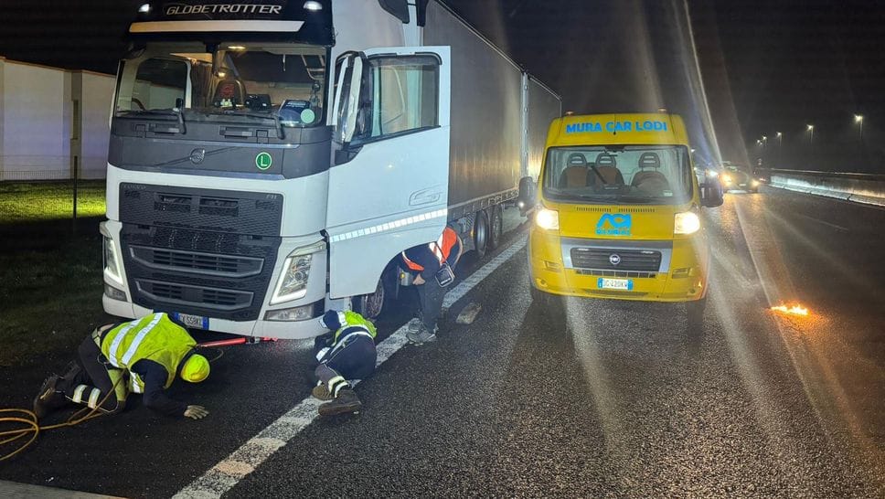 Il soccorso stradale impegnato nelle riparazioni