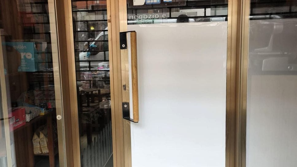 La porta del negozio spaccata