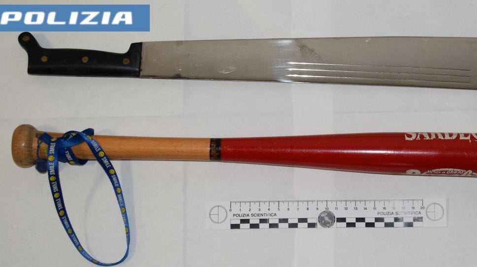 Mazza e machete sequestrati dalla polizia