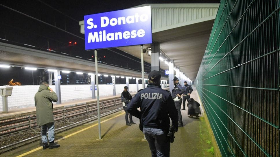 Gli agenti della Polizia lungo i binari della ferrovia a San Donato (Foto Andrea Canali)