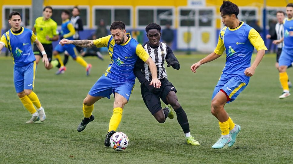 Galbiati (al centro) a segno sul campo dell’Assago: con il dodicesimo centro in campionato entra nella storia del club come primo giocatore a raggiungere questa cifra tra i marcatori in categoria