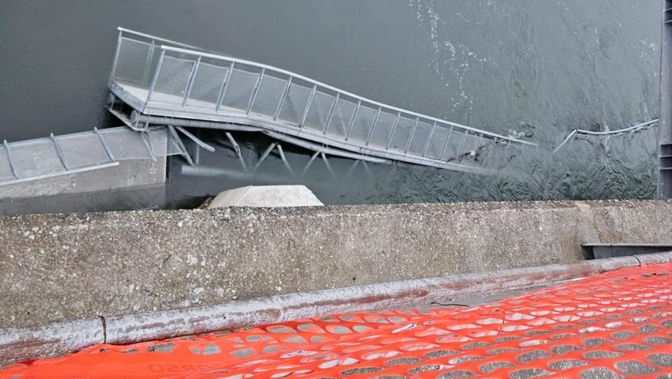 La terza parte della passerella, crollata nella giornata di domenica