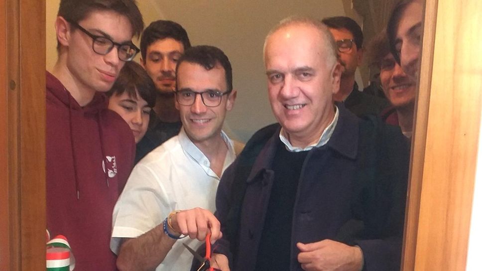 Il taglio del nastro della Casa dei giovani