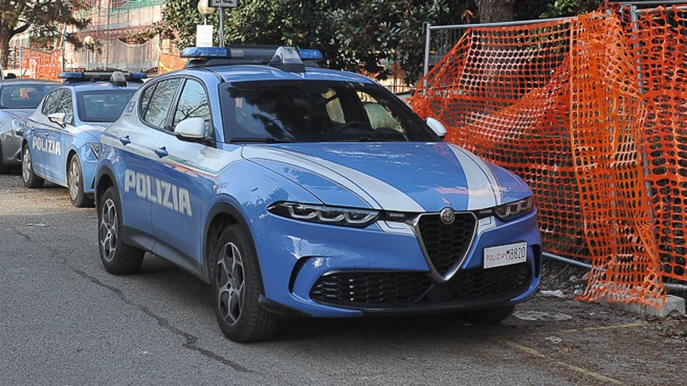 Nella foto d’archivio le volanti della polizia di Stato a Lodi