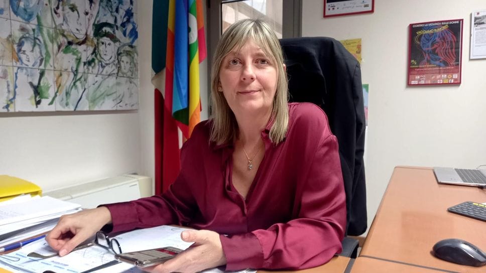 In alto la Camera del Lavoro di Lodi, sopra la segretaria dimissionaria della Cgil di Lodi Eliana Schiadà