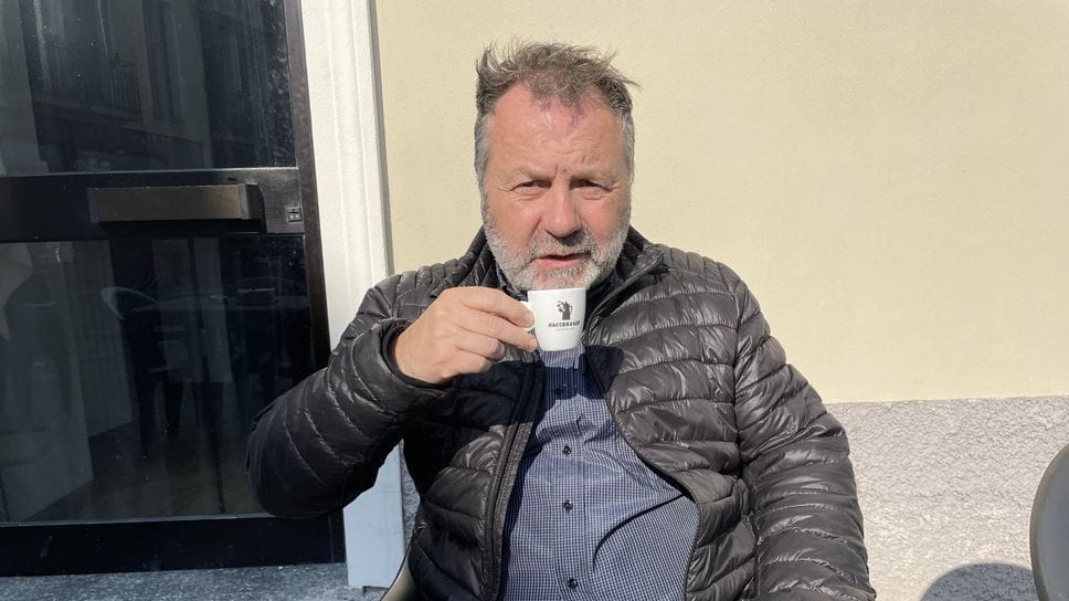 Maurizio Milani che beve il caffè
