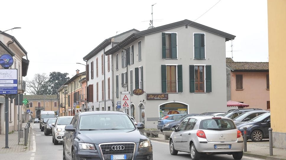 Il centro del paese congestionato dal traffico