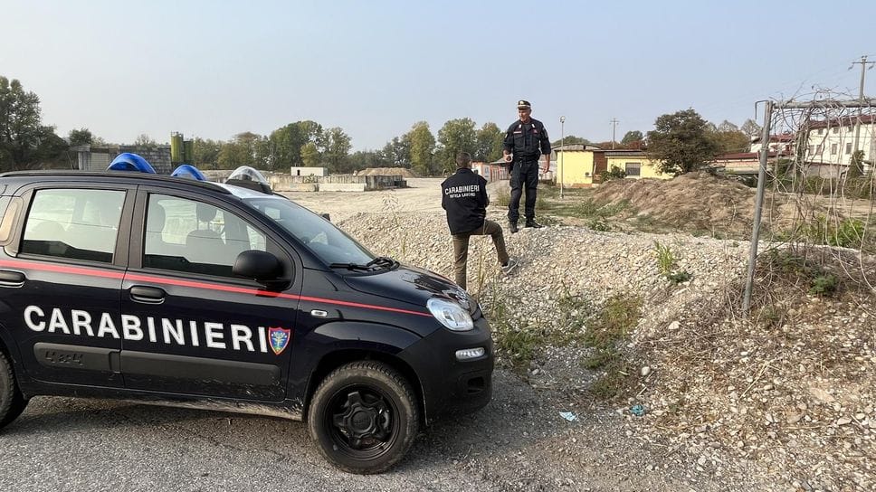 Controlli dei carabinieri in un’area di cantiere