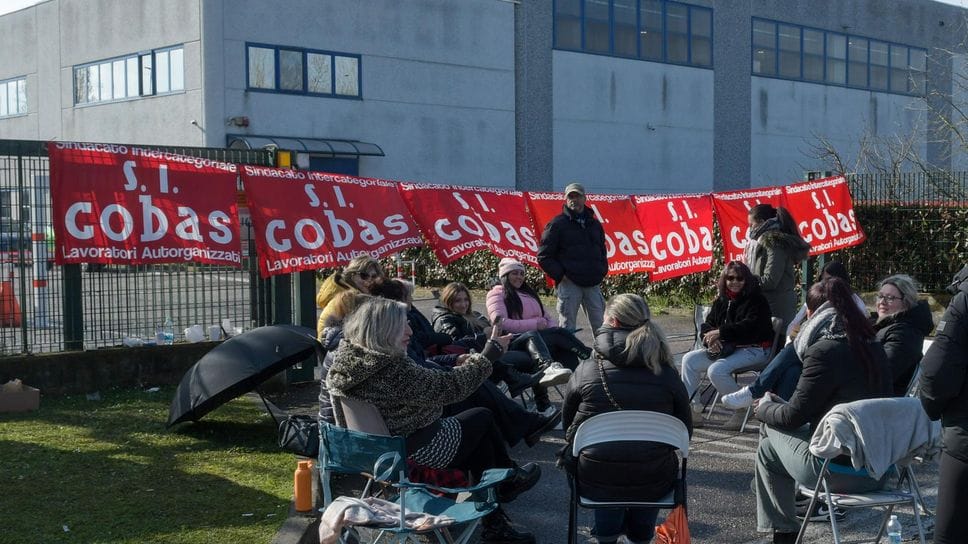 La protesta di fronte alla Emmelibri (Cornalba)