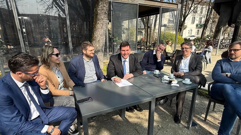 Delmiglio stamattina a Lodi mentre sottoiscrive la sua candidatura ai Giardini Barbarossa, con lui i leader del centrodestra locale (Mungiello)