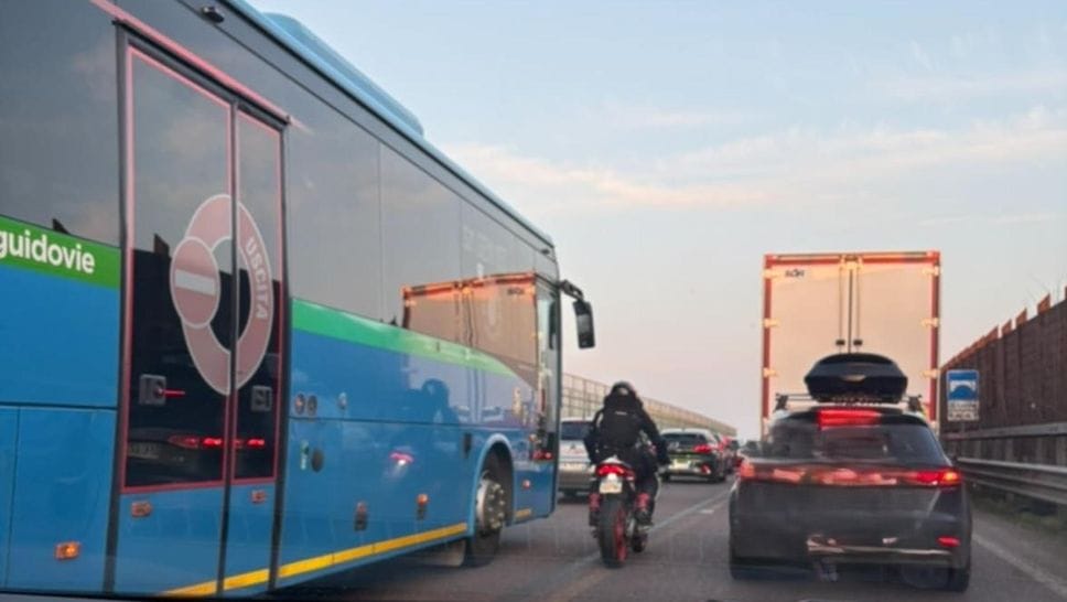 Scena ordinarie di traffico fin dalle prime ore del mattino lungo la Paullese