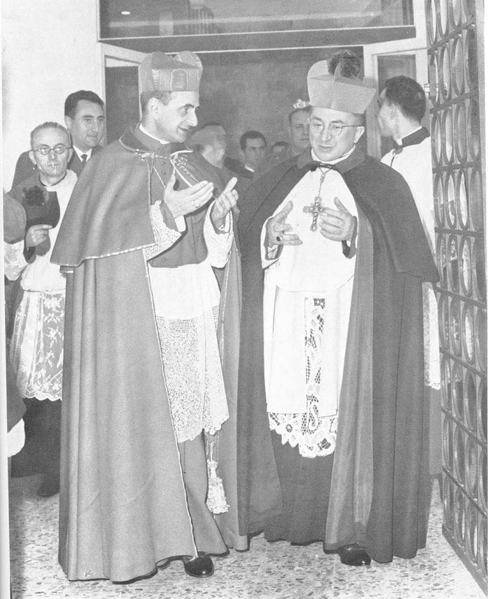 Giovanni Battista Montini (cardinale di Milano), futuro papa paolo VI, all'inaugurazione della Casa della Gioventù, con il vescovo di Lodi monsignor Tarcisio Vincenzo Benedetti