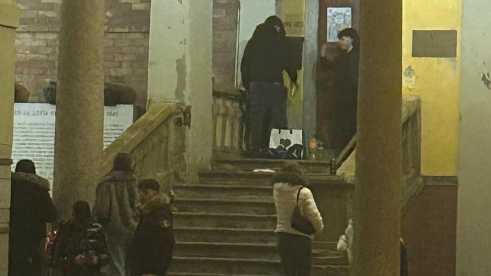 Lo scalone del Broletto sabato sera