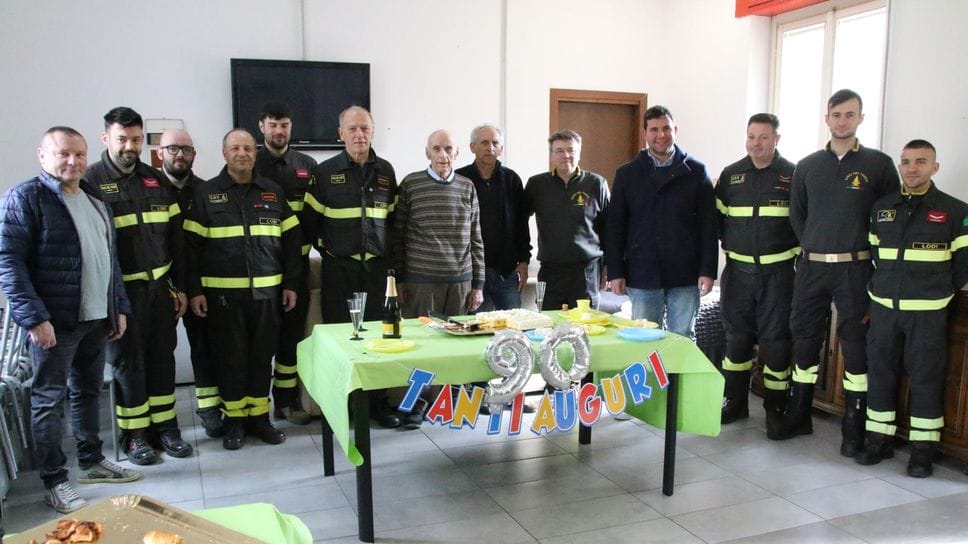 Zerlino Bordina, storico caposquadra del distaccamento dei vigili del fuoco, è stato festeggiato dai “colleghi” e dal sindaco Elia Delmiglio (Gozzini)