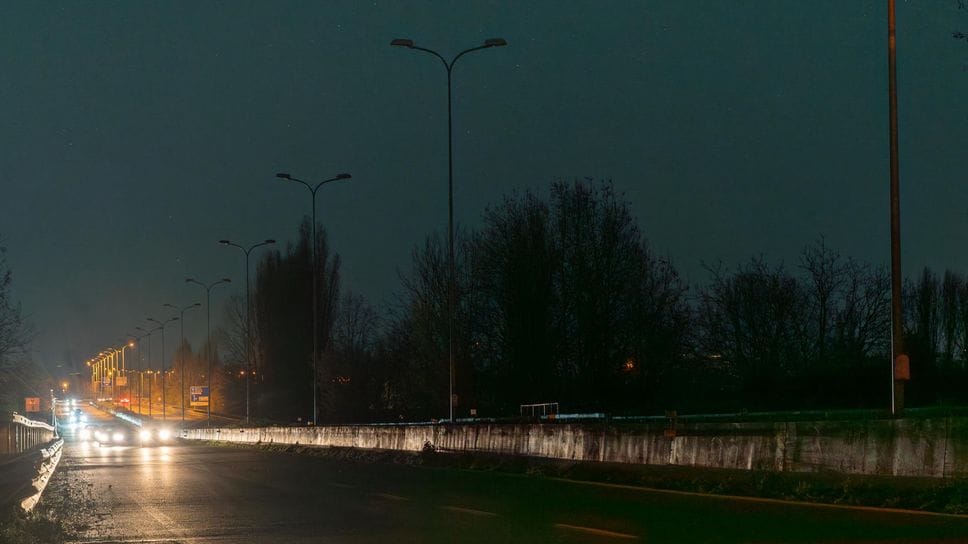 Una lunga fila di lampioni spenti lungo la tangenziale di Lodi (foto Ploiesteanu)