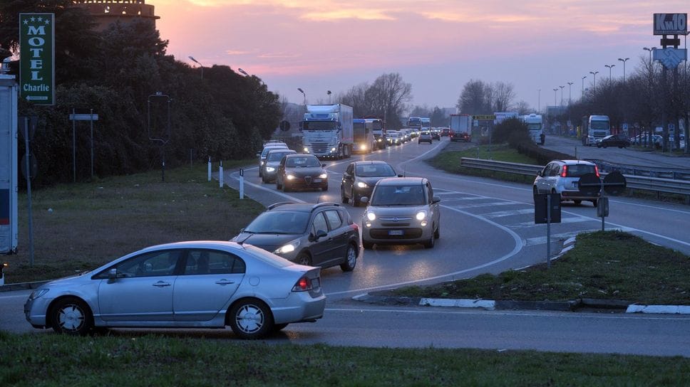 La rotonda dove l’auto in fuga è rimasta bloccata nel traffico
