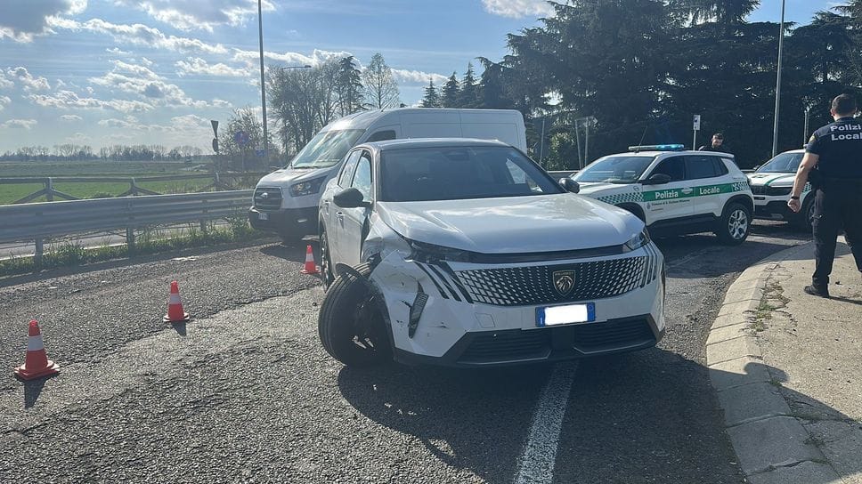 L’auto abbandonata a Riozzo (Cuti)
