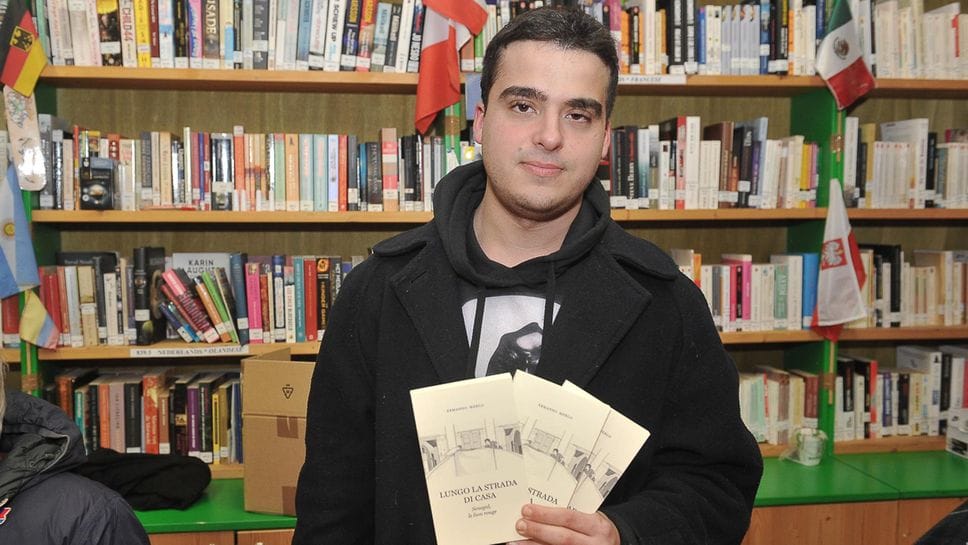 Ermanno Merlo durante la presentazione del libro nella Biblioteca Tutto il mondo di via Cavour, a Lodi, guidata da Bamba e Nino Bonaldi