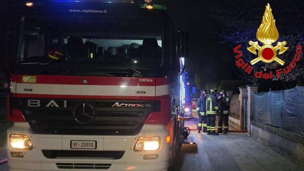 Le immagini dell'intervento dei pompieri