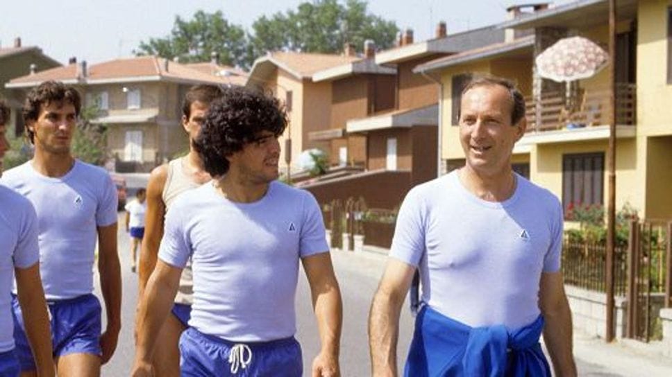 In alto, Rino Marchesi con Maradona in una foto pubblicata sui canali social del Napoli