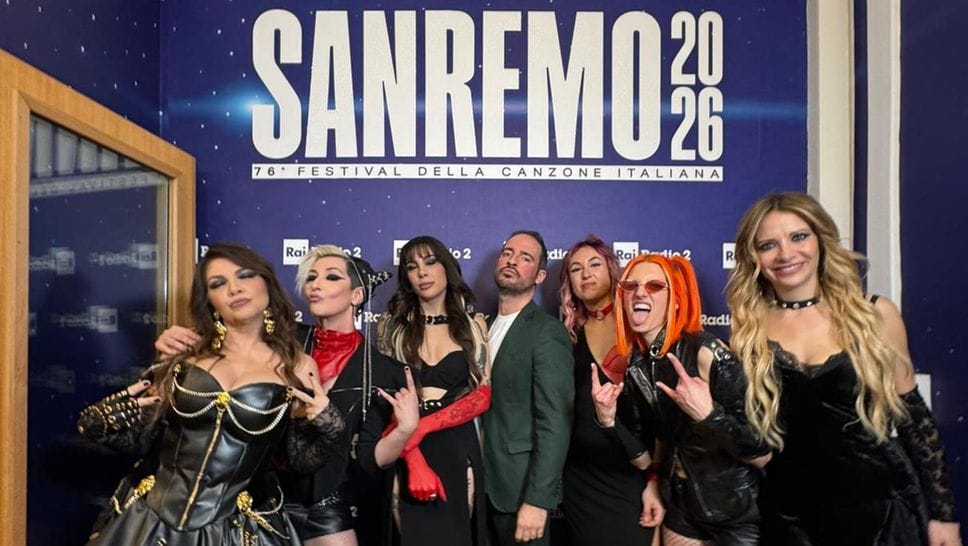 Filippo Caccamo circondato dalle Bambole di pezza e Cristina D’Avena nella “blue room” dell’Ariston