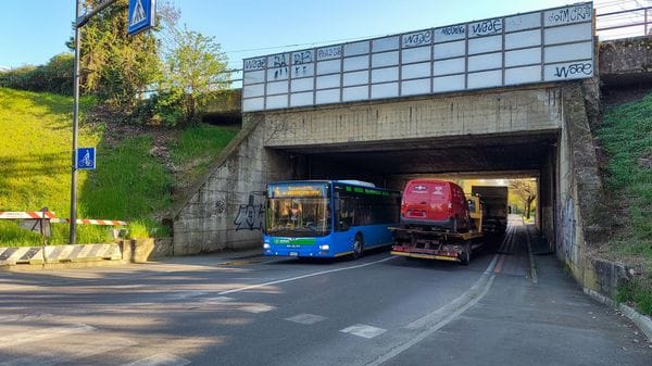 Dopo i distacchi dei pezzi di cemento una notte di lavori per riaprire il sottopasso di via Sforza a Lodi