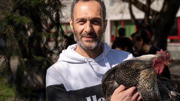 Paolo Caia alla scuola Don Milani con una delle galline (Ploiesteanu)