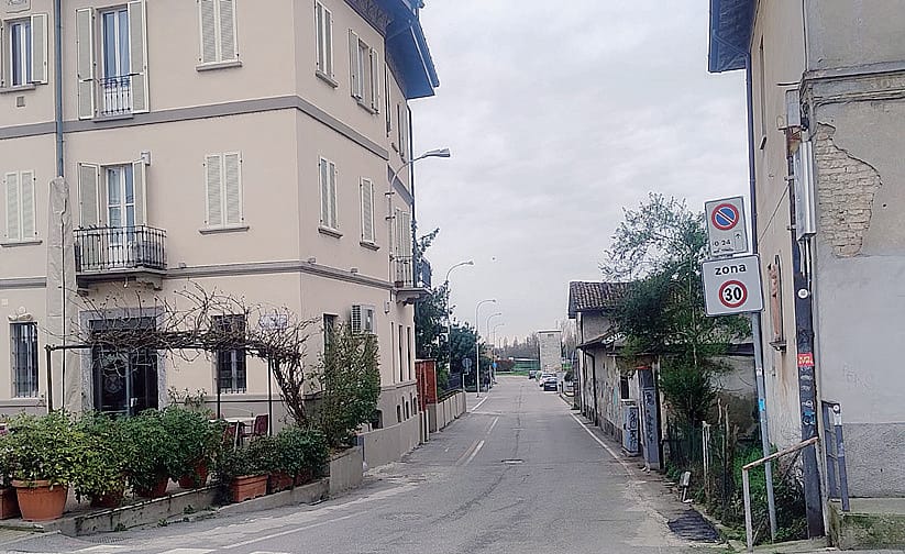 A sinistra la nuova segnaletica con il limite di velocità a 30 km/h  al Revellino