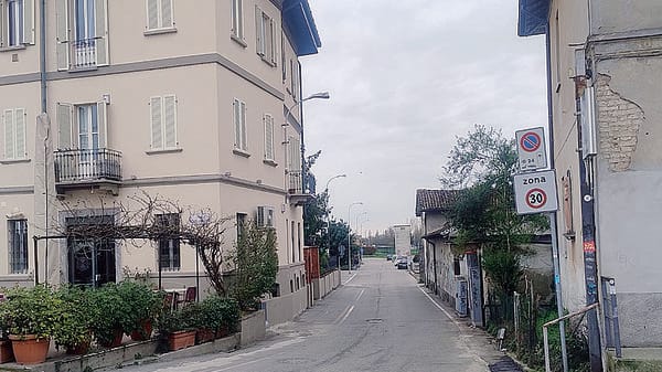 A sinistra la nuova segnaletica con il limite di velocità a 30 km/h  al Revellino