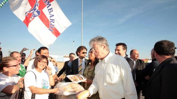 Umberto Bossi sul ponte del Po a San Rocco (archivio)