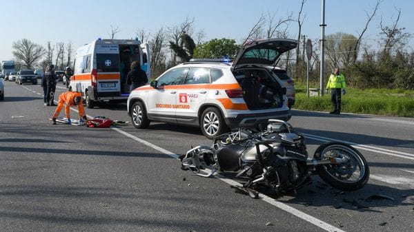 Soccorritori in azione,  a terra la moto del 52enne (Canali)