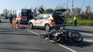Soccorritori in azione,  a terra la moto del 52enne (Canali)