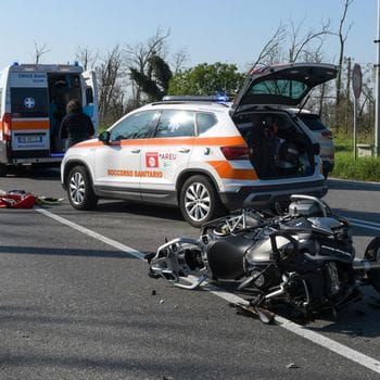 Sbalzato sull’asfalto dopo l’urto con una macchina, paura stamattina a Mediglia per un 52enne in moto