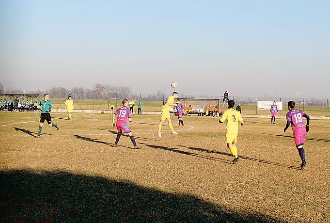 A bordo campo a Galgagnano allenatore vestito da prete insulta e aggredisce gli avversari