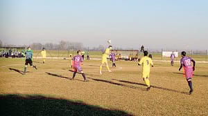 A bordo campo a Galgagnano allenatore vestito da prete insulta e aggredisce gli avversari