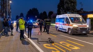 Casalmaiocco, paura per due bambini travolti in monopattino VIDEO