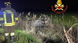 Auto fuori strada a Lodi, si ribalta nei campi