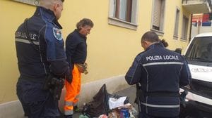 Controlli sui rifiuti esposti a Melegnano: quattro multe in poche ore