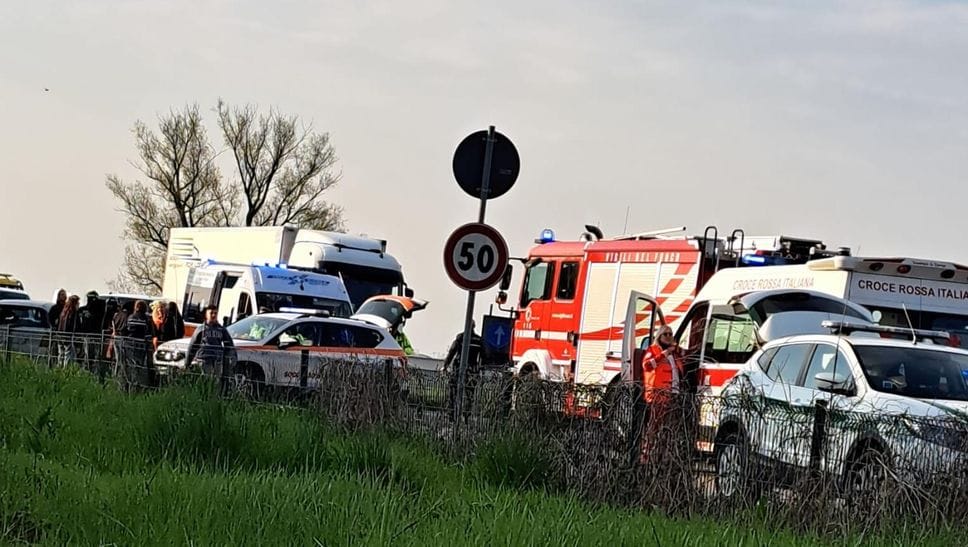 Quattro feriti, uno grave, nello schianto frontale tra due auto sulla Paullese a Zelo