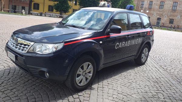 San Colombano - Entra in un bar, ruba una borsa davanti ai clienti e poi scappa 