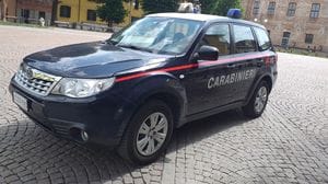 San Colombano - Entra in un bar, ruba una borsa davanti ai clienti e poi scappa 