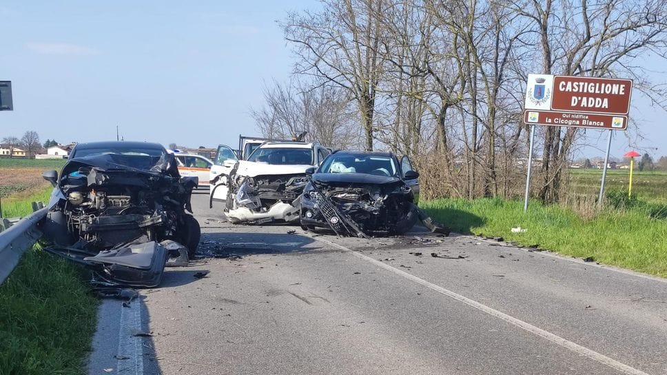 Violento schianto fra tre vetture sulla provinciale 591 tra Castiglione e Terranova, atterra l’elisoccorso