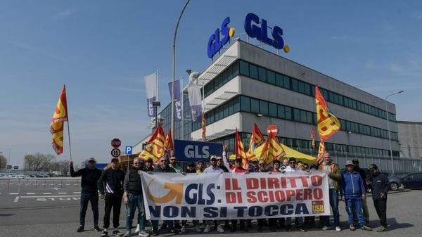 Picchetto alla Gls di San Giuliano Milanese per dire “no” a 15 licenziamenti e ad altre 15 sospensioni di corrieri 