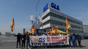 Picchetto alla Gls di San Giuliano Milanese per dire “no” a 15 licenziamenti e ad altre 15 sospensioni di corrieri VIDEO