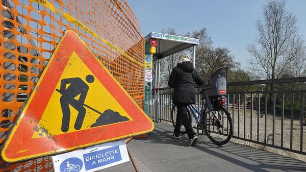 Lodi: una stretta galleria di lamiera per passare da un lato all’altro dell’Adda