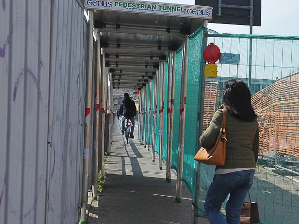 Lodi: una stretta galleria di lamiera per passare da un lato all’altro dell’Adda