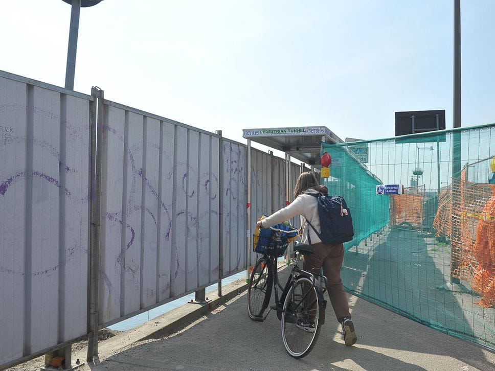Lodi: una stretta galleria di lamiera per passare da un lato all’altro dell’Adda